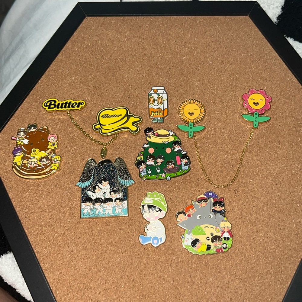 Kpop pins